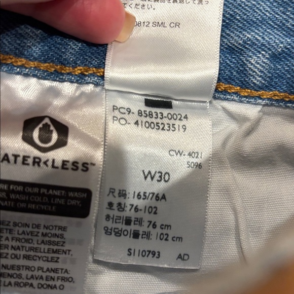 Levi’s Light Wash Frayed Hem Denim High Waisted Shorts - Picture 4 of 4